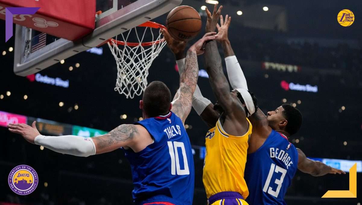 I Los Angeles Lakers, privi di LeBron James, vengono piegati dagli LA Clippers. Anthony Davis e D'Angelo Russell non bastano ai Gialloviola.