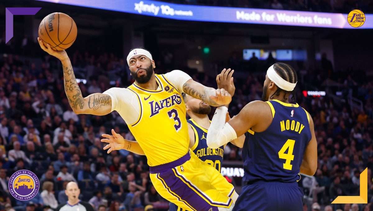I Los Angeles Lakers, privi di LeBron James, cadono in casa dei Golden State Warriors. Anthony Davis è troppo solo contro Stephen Curry.
