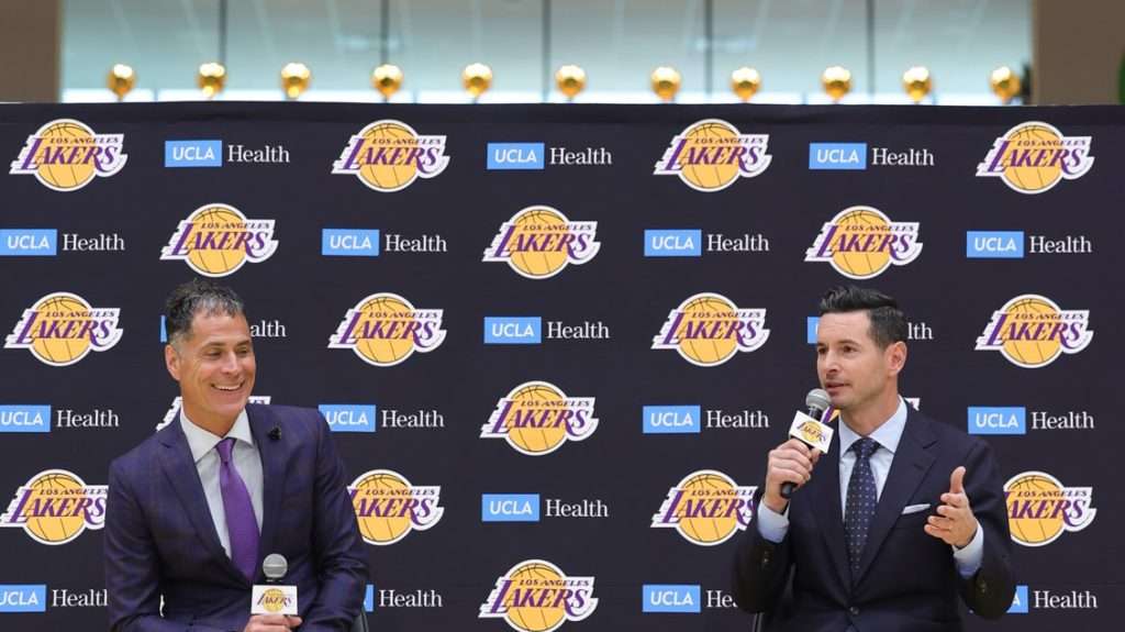 Rob Pelinka e JJ Redick allo UCLA Health Training Center di El Segundo.
