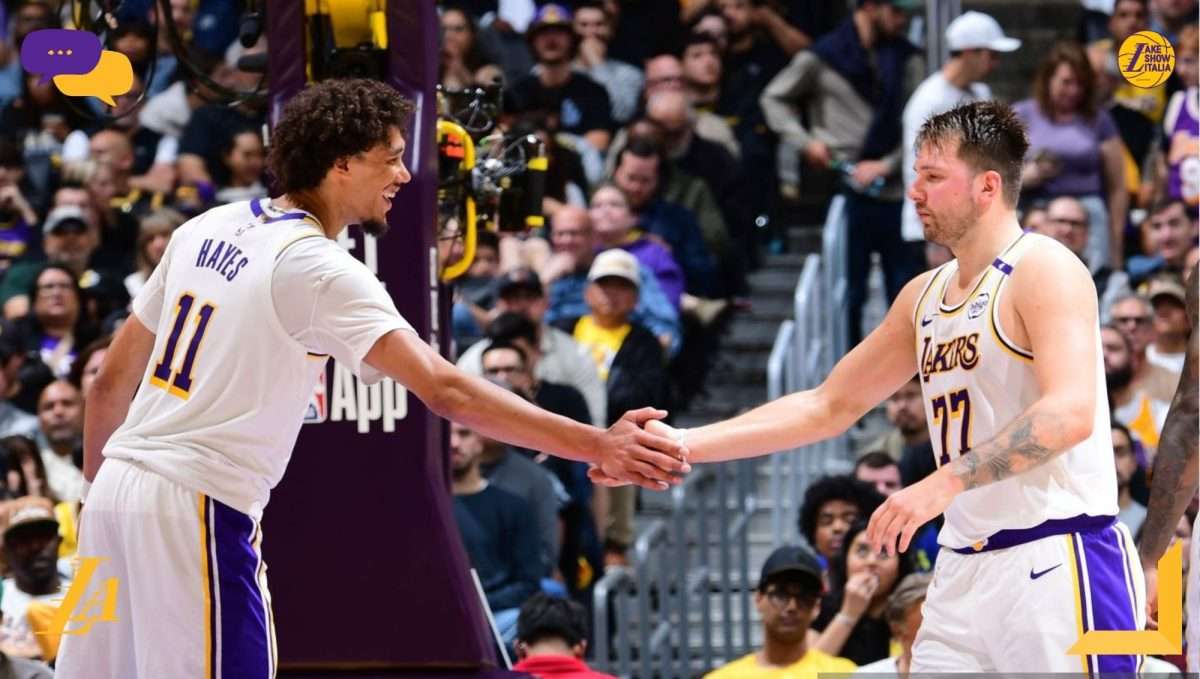I Lakers tornano alla vittoria contro i Suns grazie a una prestazione solida e ai contributi di Austin Reaves, Jaxson Hayes e Dorian Finney-Smith.