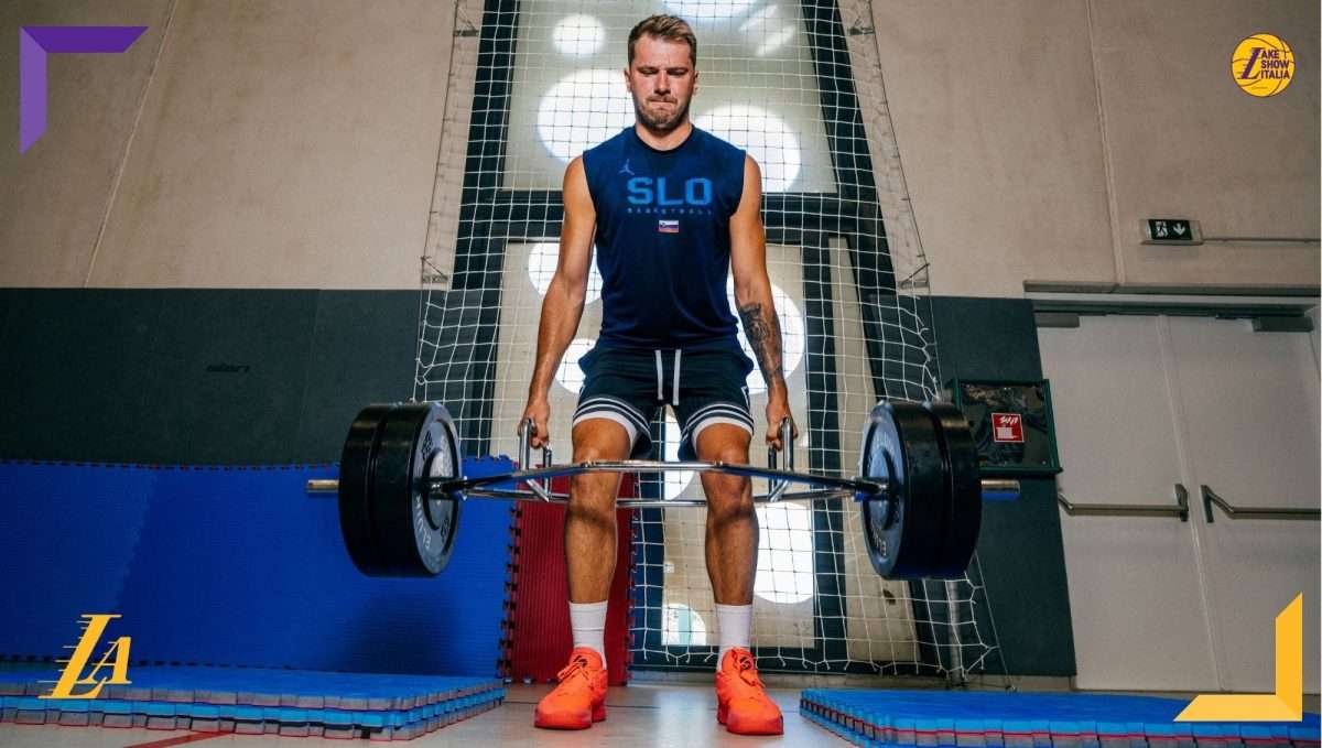 Luka Dončić racconta la sua trasformazione fisica: allenamenti, dieta e motivazioni per guidare i Los Angeles Lakers nella stagione 2025/26.