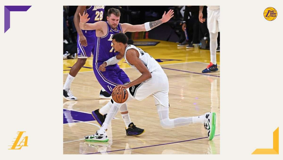 I Los Angeles Lakers vincono in rimonta contro i San Antonio Spurs. Luka Dončić segna il canestro decisivo, Problemi di falli per Victor Wembanyama.