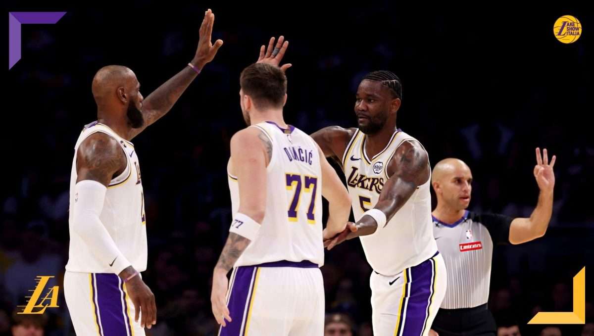 I Los Angeles Lakers superano i Toronto Raptors grazie alla gara perfetta di Deandre Ayton. Bene anche LeBron James, si rivede Luka Dončić.